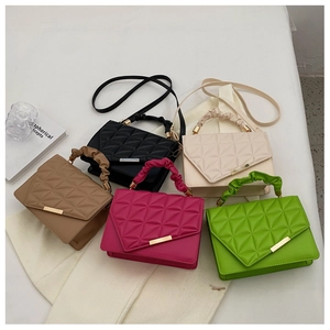 Collection de sacs à main matelassés en similicuir en cinq couleurs avec anses froncées