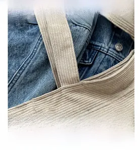 Détail en velours côtelé beige et denim bleu avec fermeture éclair métallique