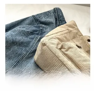 Gros plan détaillé de la texture velours côtelé beige et de la veste en jean bleu denim