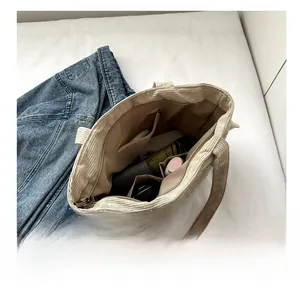 Vue intérieure du sac fourre-tout en velours côtelé blanc cassé avec grandes poches