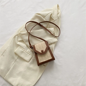 Petit sac bandoulière matelassé bicolore marron et beige avec bandoulière réglable