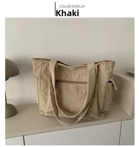 Détails du sac cabas en velours côtelé kaki avec poches latérales et texture fine