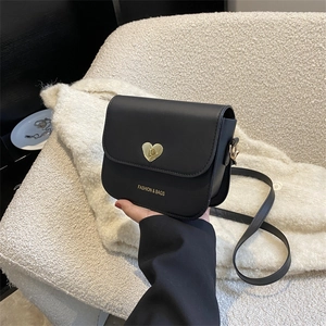 Petit sac bandoulière noir avec fermoir coeur doré et fine bandoulière en cuir