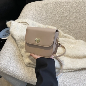 Petit sac carré chic en cuir beige avec fermoir cœur et fine bandoulière réglable