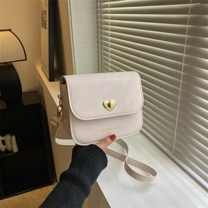 Petit sac bandoulière beige minimaliste avec fermoir coeur doré et sangle réglable