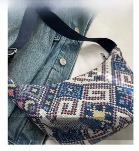 Gros plan du tissu jacquard à motif géométrique et fermeture éclair de la sacoche