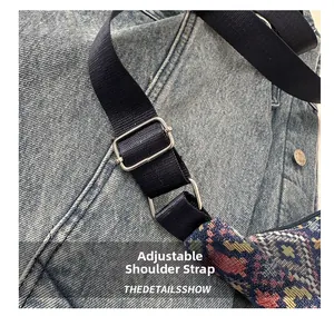 Détail d'une bandoulière réglable en nylon noir avec boucle en métal argenté sur sac