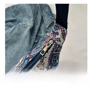 Détail du tissage ethnique avec fermeture éclair argentée et bandoulière en tissu