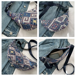 Vue détaillée du sac banane tissé bohème avec sangle en nylon bleu réglable