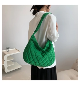 Dettaglio della borsa tote verde trapuntata con grande capacità e ruche in nylon