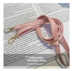 Dettaglio della tracolla regolabile in pelle PU rosa con fibbie in metallo dorato