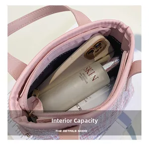 Capacità interna della borsa tote rosa intrecciata con spazio per telefono e trucco