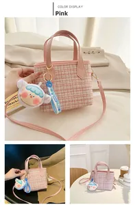 Borsa a secchiello in tweed rosa con manici in pelle e ciondolo in peluche