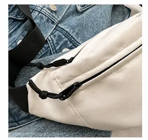 Détails des doubles fermetures éclair fluides et de la sangle en nylon du sac bandoulière blanc