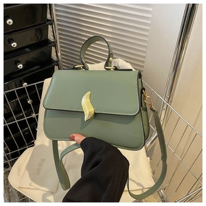 Sac carré vert sauge en cuir PU avec fermoir doré en S et bandoulière amovible élégante