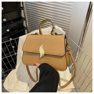 Détail du sac à main camel en cuir PU avec fermoir rotatif doré profilé chic