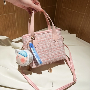 Borsa a secchiello in tweed rosa e bianco con manici in pelle e ciondolo di peluche morbido