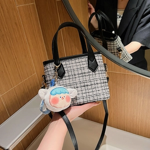 Borsa a secchiello minimalista in tweed a scacchi bianco e nero con manici in pelle