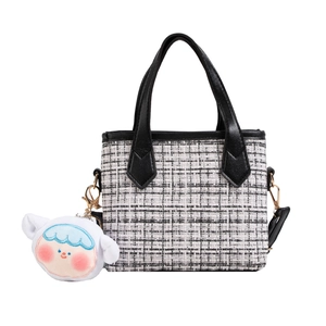 Borsa a secchiello minimalista in tweed a quadri con manici in ecopelle e ciondolo peluche