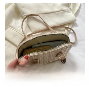 Draufsicht der beige gewebten Muscheltasche mit Platz für Handy und Geldbörse