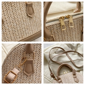 Detailansicht der Stroh-Muscheltasche mit PU-Lederbesatz und goldenen Reißverschlüssen