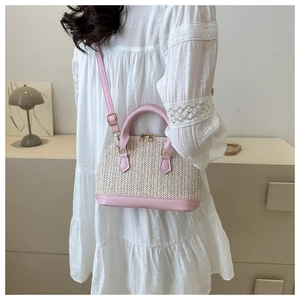 Detailansicht der gewebten Muscheltasche mit rosa Lederbesatz und Schultergurt