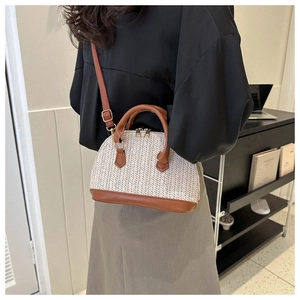 Detailansicht der gewebten Muscheltasche mit braunem Lederriemen und Doppelreißverschluss