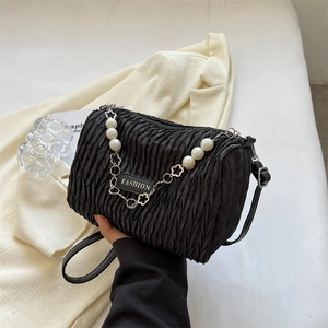 Sac bandoulière plissé noir chic avec chaîne en perles et logo mode pour femmes