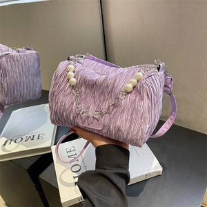 Sac à bandoulière plissé lilas chic avec chaîne décorative en perles et fleurs