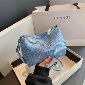 Sac à bandoulière plissé bleu clair avec chaîne en perles et étiquette mode