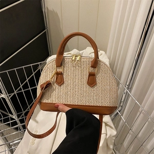 Schicke gewebte Stroh-Muscheltasche in Beige mit braunen Ledergriffen und Gold-Zipper