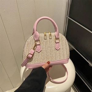 Rosafarbene gewebte Stroh-Muscheltasche mit Doppelgriffen und verstellbarem Gurt