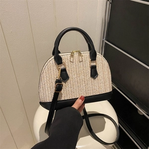 Schicke beige geflochtene Muschel-Handtasche mit schwarzem Lederbesatz und Schultergurt