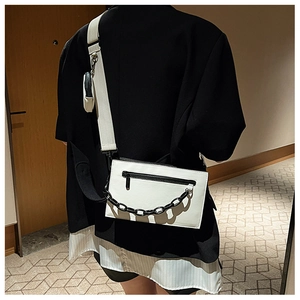 Sac bandoulière blanc avec chaîne noire épaisse et petit porte-monnaie rond amovible