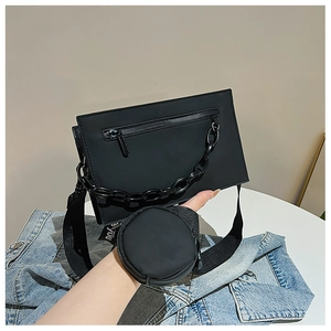 Détail du sac bandoulière avec chaîne épaisse et petit porte-monnaie rond amovible