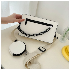 Sac bandoulière blanc avec chaîne acrylique noire et pochette ronde amovible en détail