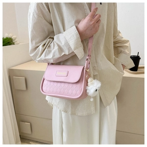 Rosa Umhängetasche mit gesteppter Textur und süßem weißem Plüschtier-Accessoire