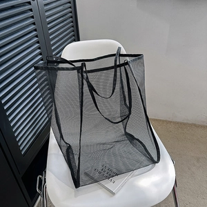 Bolso tote grande de malla negra con asas, ideal para la playa y uso casual de verano