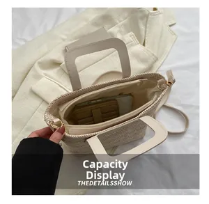 Vue intérieure d'un sac cabas tissé beige montrant la capacité pour téléphone et portefeuille
