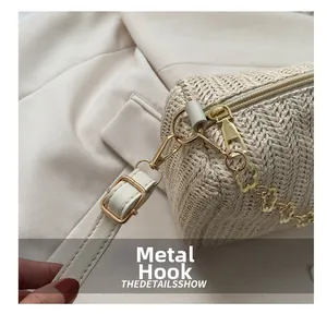 Détail du crochet en métal doré et de la texture tissée d'un sac beige élégant