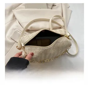 Vue de dessus du sac bandoulière tressé crème montrant l'espace pour téléphone