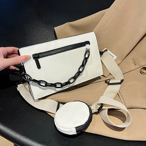 Sac bandoulière blanc tendance avec chaîne noire et mini pochette ronde sur sangle