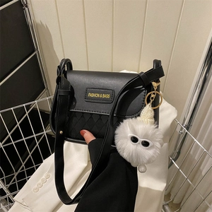 Retro schwarze Stepptasche mit Logo und flauschigem Monster-Anhänger für Damen