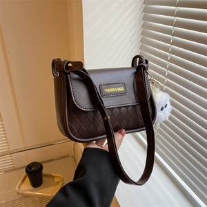 Modische dunkelbraune PU-Satteltasche mit Steppung und Plüschtier-Anhänger