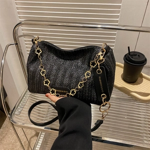 Sac sous le bras tissé noir avec chaîne fleurie dorée et bandoulière cuir