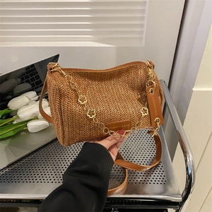 Sac bandoulière cylindrique tressé marron avec chaîne dorée élégante