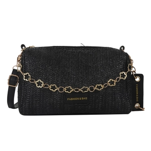 Sac bandoulière noir tissé chic pour femme avec une fine bandoulière chaîne fleurs dorées