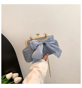 Détail du sac en tweed bleu clair avec nœud en organza et fermoir doré vintage