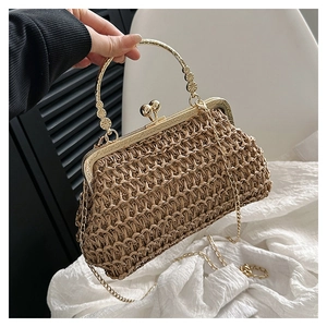 Dettaglio della trama in rafia intrecciata con chiusura vintage in metallo dorato e catena