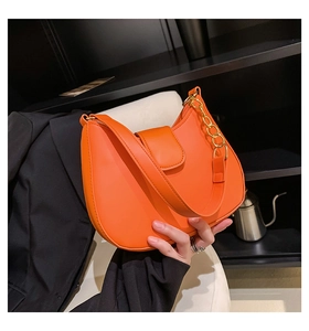 Sac bandoulière demi-lune chic en similicuir orange avec chaîne dorée décorative